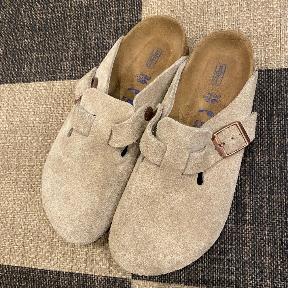 Boston Birkenstock clog in Taupe suede